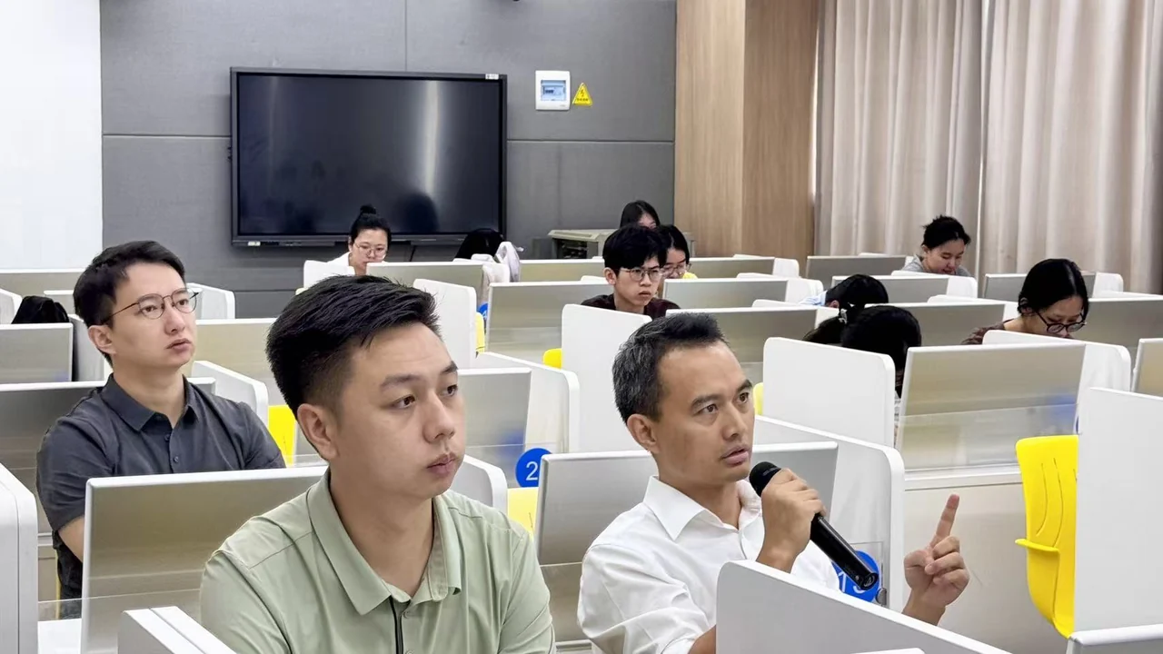 跨境电商实践课堂中师生围绕AI工具应用交流讨论