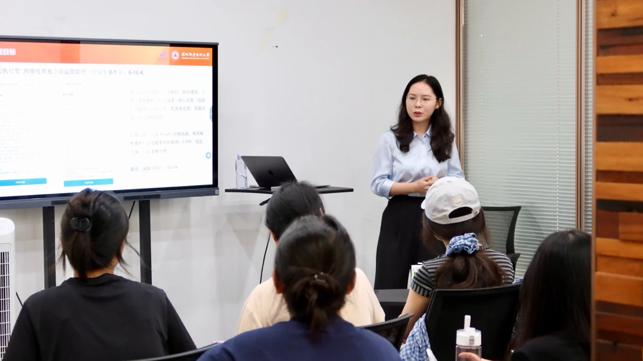 磐石出海讲师为学生讲解独立站运营与跨境电商就业方向