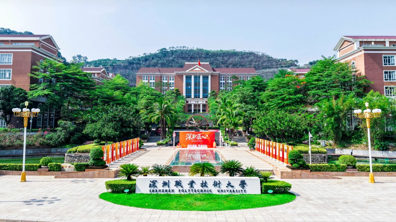 深圳职业技术大学校园全景，磐石出海开展跨境电商实践课程