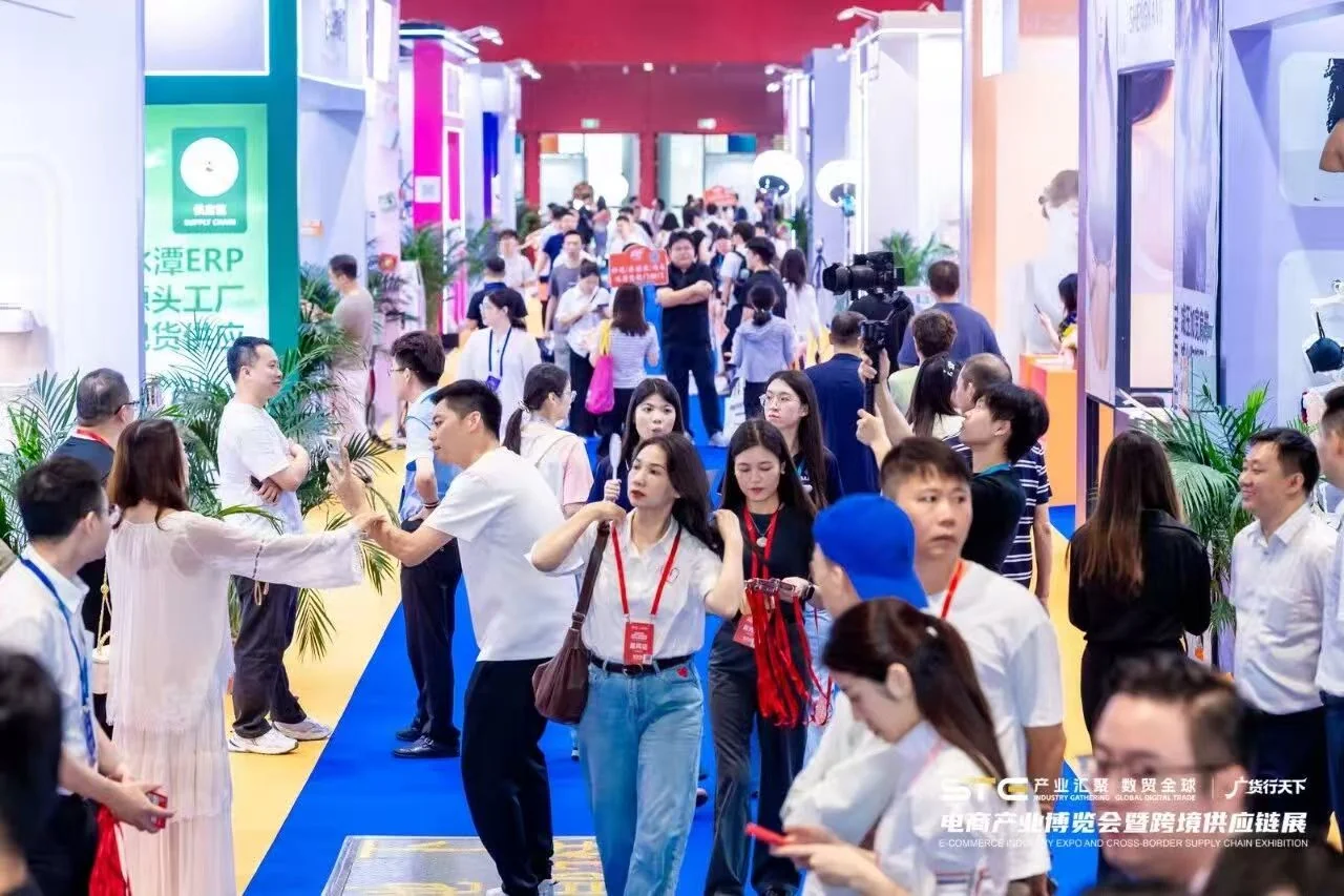 潮汕电商产业博览会展馆内参展企业与观众交流